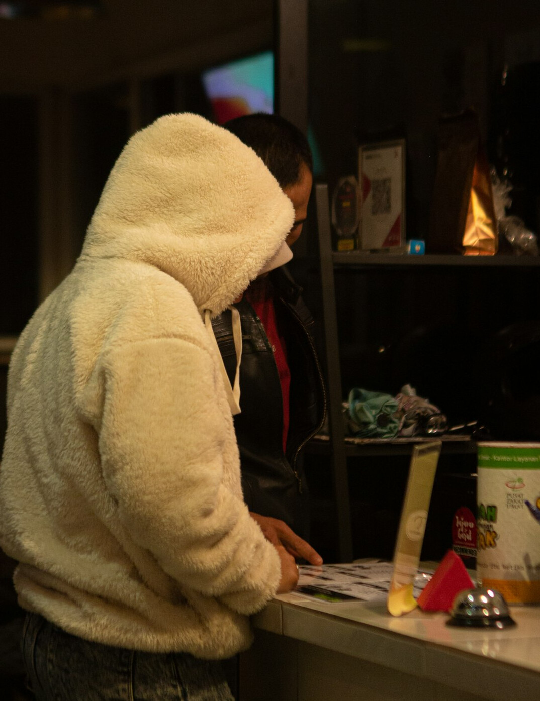 store detective observing suspects