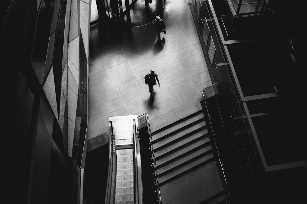 mall security guard chasing thief